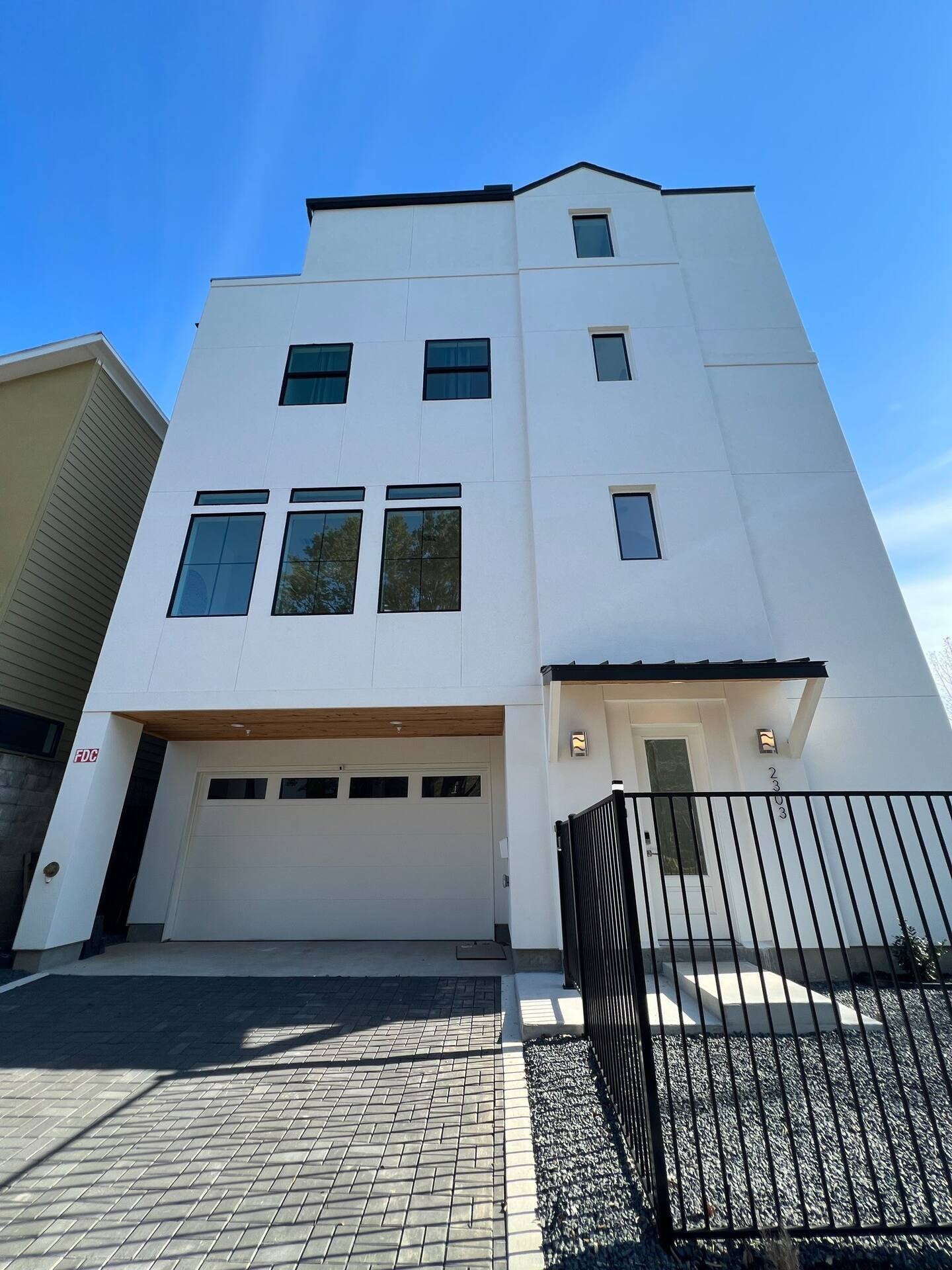 Front elevation on Yupon Street